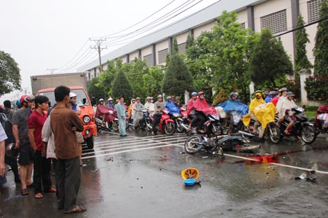 Xe máy đấu đầu xe tải, 2 người thương vong ảnh 1